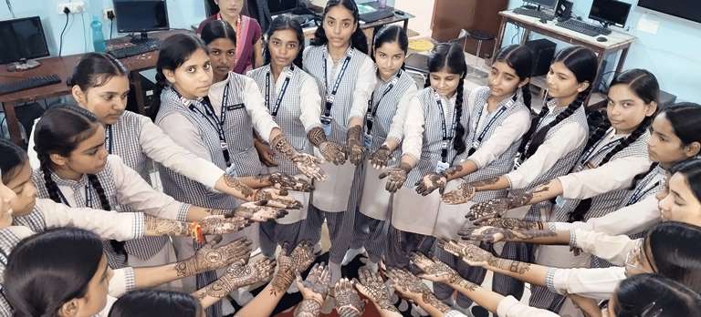 आरबीएस स्कूल में बच्चों ने राखी निर्माण व मेहंदी प्रतियोगिता में दिखाया हुनर