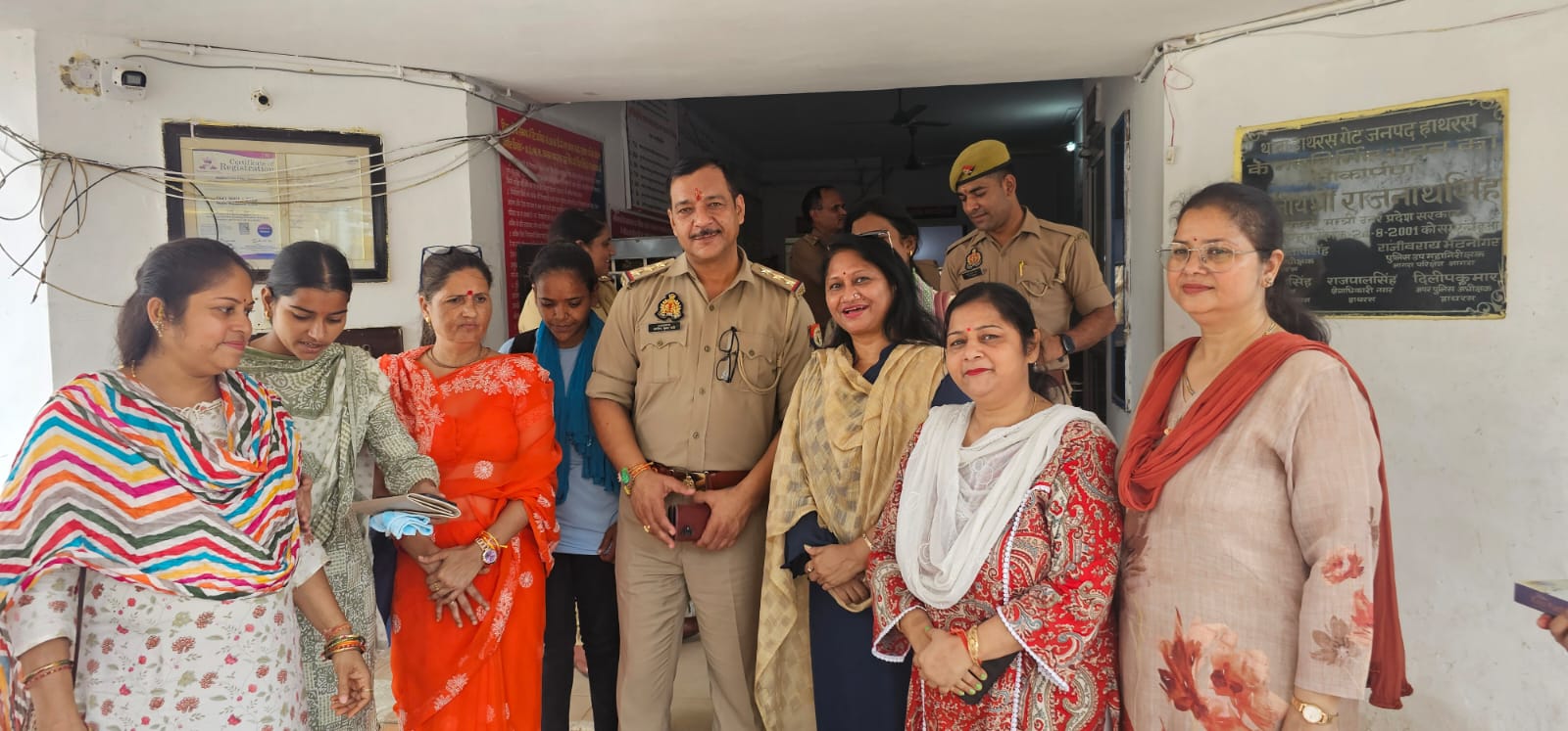 मातृशक्ति व दुर्गा वाहिनी ने पुलिसकर्मियों को बांधा रक्षासूत्र, विश्व हिंदू परिषद के कार्यकर्ताओं ने सुरक्षा का वचन लिया