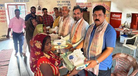 समाजसेवियों ने मनाया रक्षाबंधन, जरूरतमंद महिलाओं को साड़ी व मिठाई वितरित की