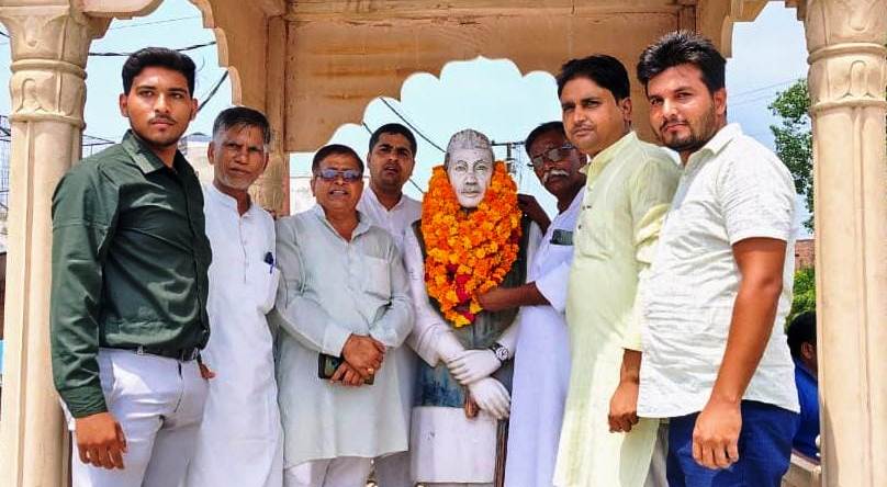 सादाबाद : पूर्व प्रधानमंत्री की प्रतिमा पर प्रदेश महासचिव ने किया माल्यार्पण
