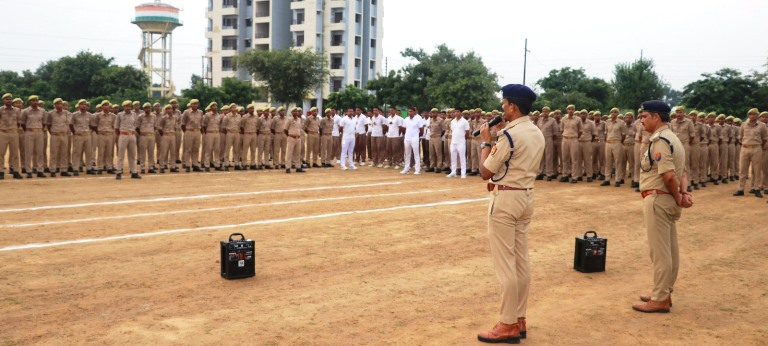 एसपी ने पुलिस लाइन में शुक्रवार परेड का निरीक्षण कर दिए अनुशासन व फिटनेस के निर्देश