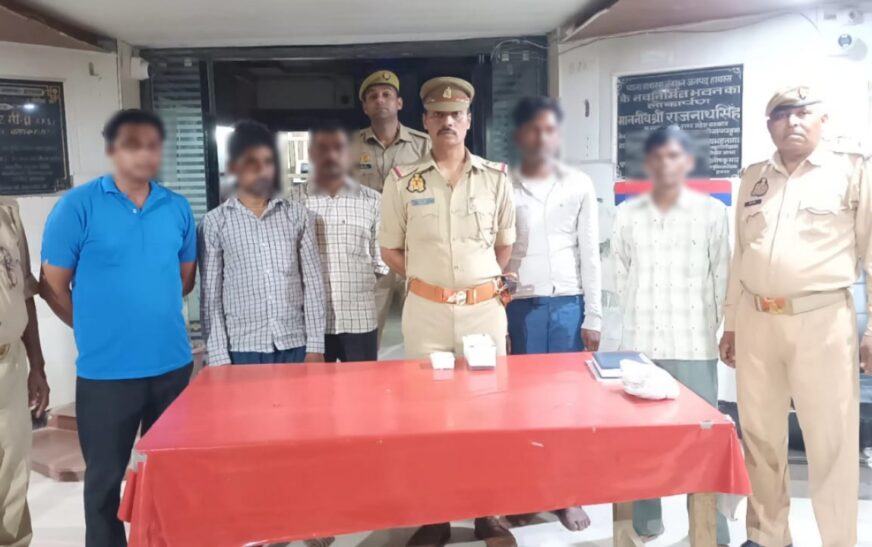 हाथरस जंक्शन पुलिस ने पांच जुआरी रंगे हाथ दबोचे, नगदी, मोबाइल व ताश की गड्डी बरामद