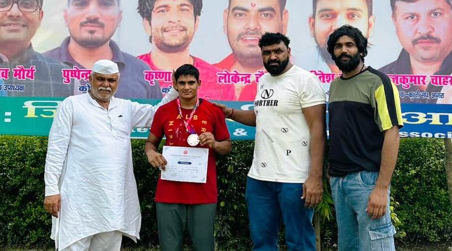 यूपी स्टेट चैंपियनशिप में हाथरस की महिला पहलवान नीतू चौधरी ने जीता सिल्वर मेडल