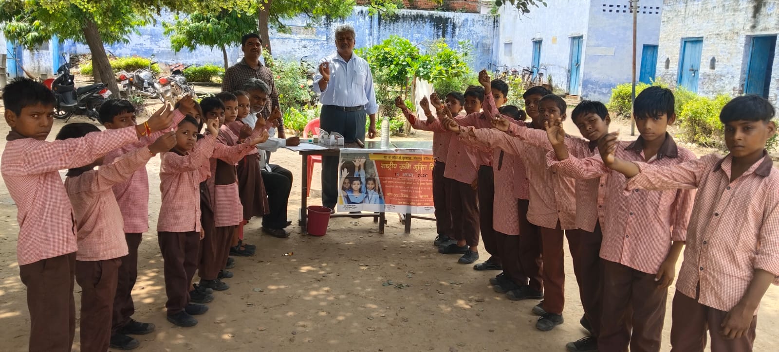 सासनी : विद्यापीठ इंटर कॉलेज में मनाया राष्ट्रीय कृमि दिवस, छात्र-छात्राओं को एल्बेंडाजोल की गोलियां खिलाई