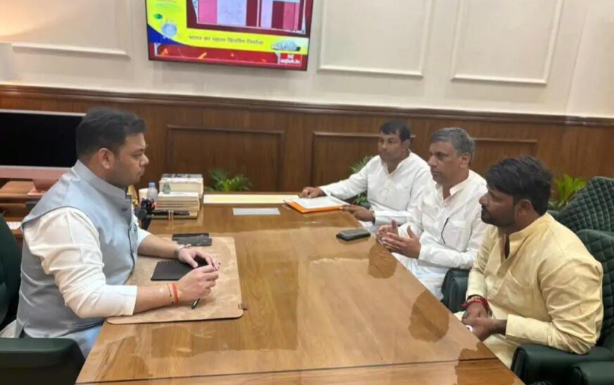 सादाबाद विधायक ने शिक्षा मंत्री के सामने रखी क्षेत्र की समस्याएं, विधायक गुड्डू चौधरी ने लखनऊ में बेसिक शिक्षा मंत्री से की मुलाकात