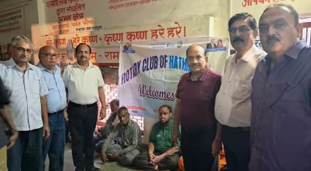 रोटरी क्लब ऑफ हाथरस गोल्ड ने रोटी बैंक के तहत जरूरतमंदों को कराया भोजन
