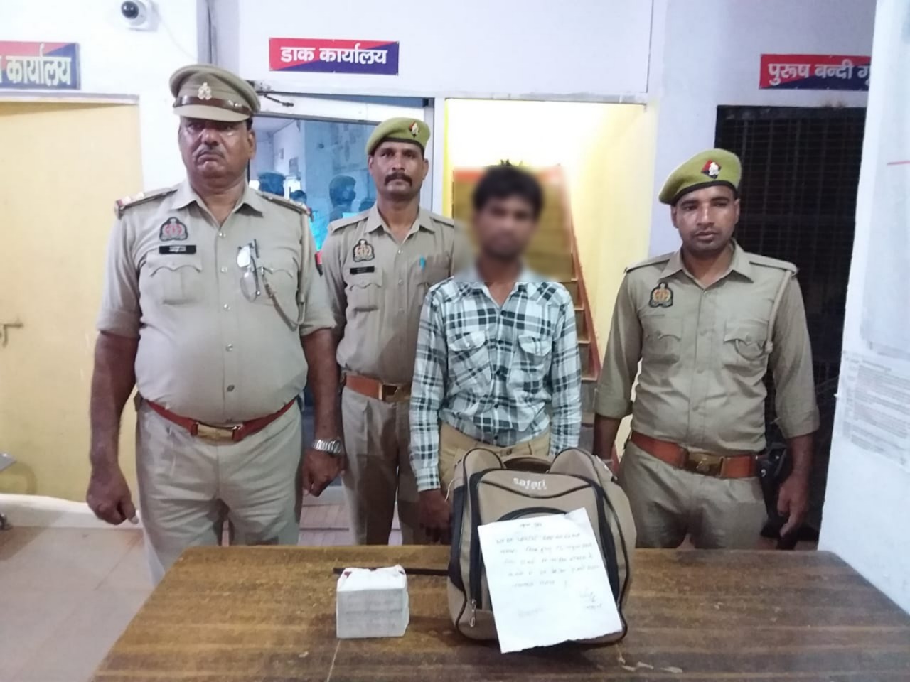 थाना हाथरस गेट पुलिस ने 30 क्वार्टर अवैध शराब के साथ युवक दबोचा