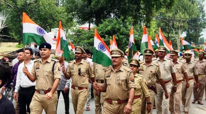 हाथों में तिरंगा लेकर सड़कों पर उतरे पुलिस कर्मी, जिले भर में धूमधाम से निकाली तिरंगा यात्रा, एएसपी, एसडीएम व सीओ रहे मौजूद