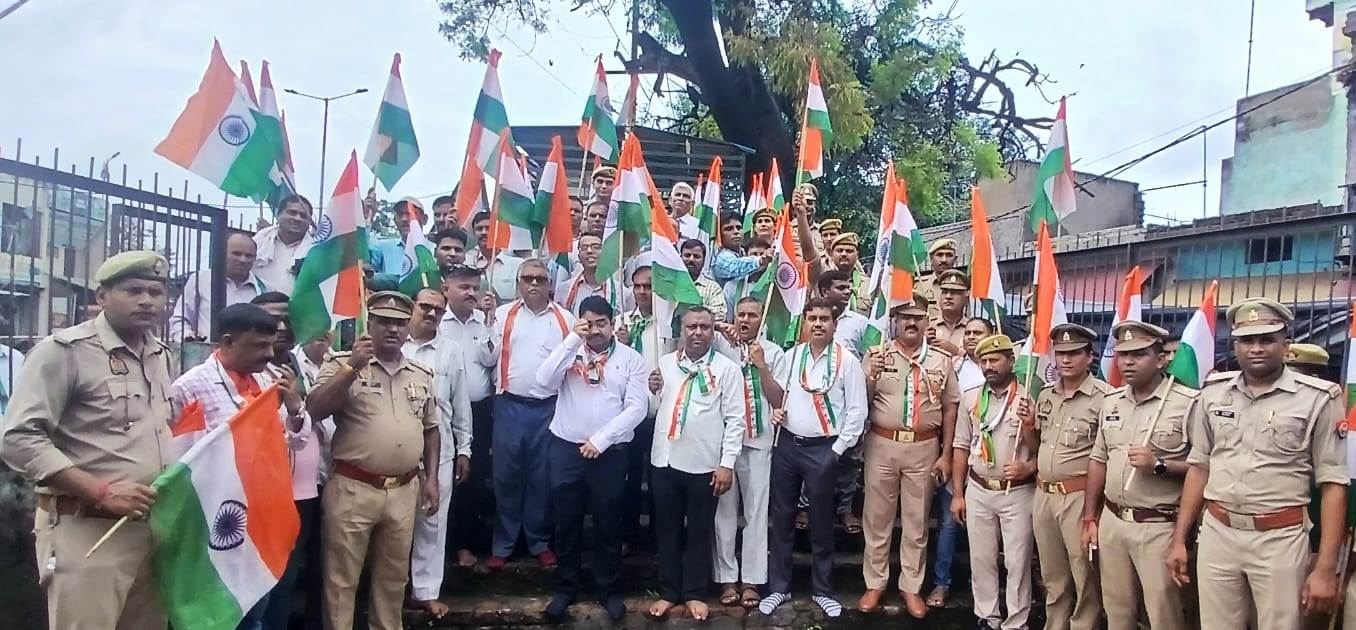 सासनी में प्रशासन और पुलिस ने निकाली तिरंगा यात्रा, शहीदों को दी श्रद्धांजलि