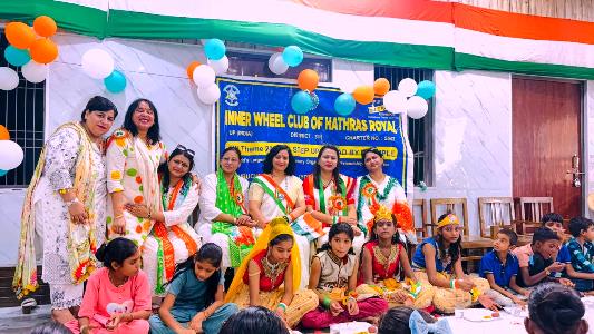 इनरव्हील क्लब ऑफ हाथरस रॉयल ने रावत शिक्षा समिति के बच्चों के साथ मनाया स्वतंत्रता दिवस