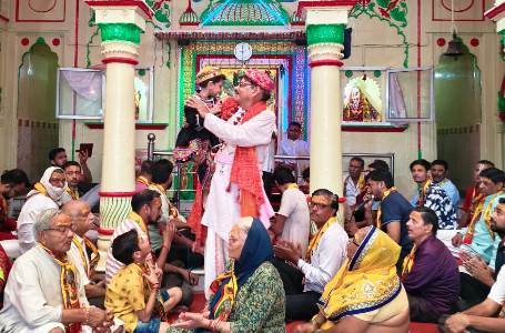 श्री गोविंद भगवान मंदिर में धूमधाम से मनाया नंदोत्सव, भजन-कीर्तन से मंत्रमुग्ध हुए श्रद्धालु, खिलौनों व मिठाइयों की हुई बरसात, महाआरती का हुआ आयोजन