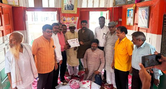 हाथरस कांग्रेस कार्यालय पर कार्यकर्ताओं की बैठक संपन्न, नए पदाधिकारियों को हुआ सम्मान