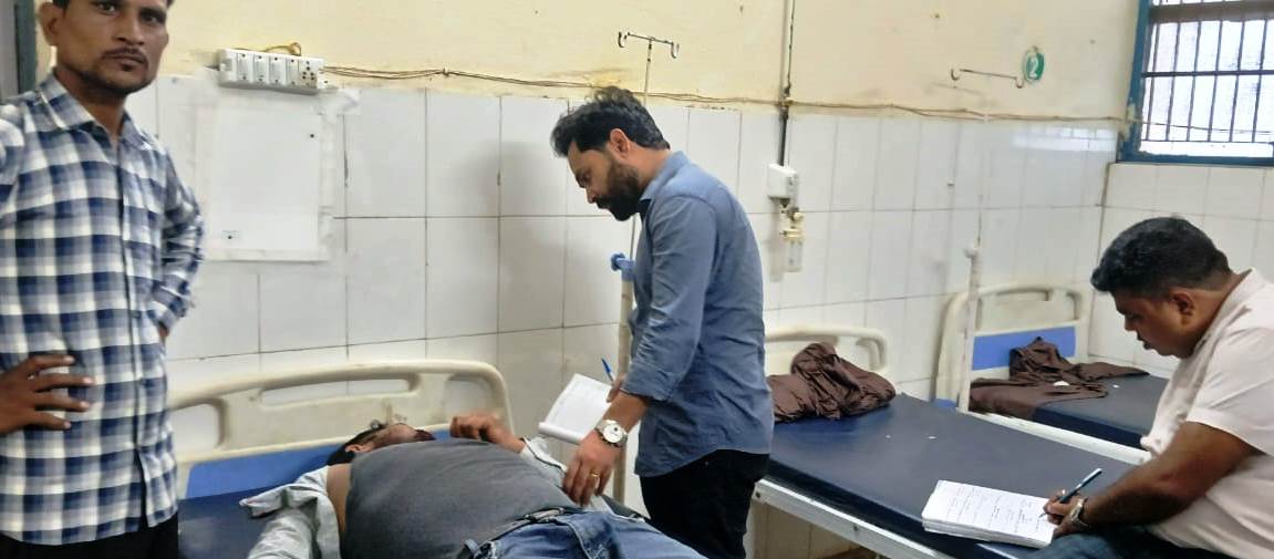 सासनी में बाइक और ई-रिक्शा की भिड़ंत, चाचा-भतीजा घायल, प्राथमिक उपचार के बाद रेफर
