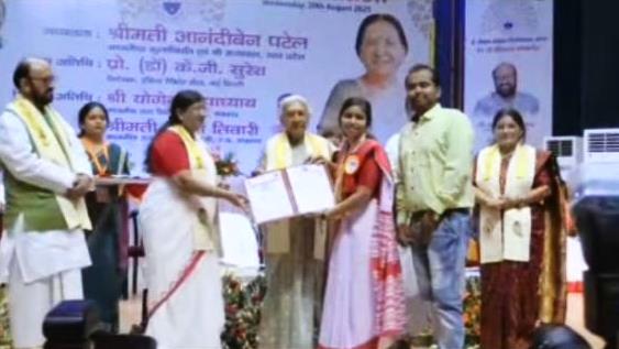 हाथरस की मानसी शर्मा ने किया कमाल, अंबेडकर विश्वविद्यालय दीक्षांत समारोह में जीते 3 स्वर्ण पदक, एलएलबी परीक्षा में विश्वविद्यालय किया टॉप, परीक्षा से पहले पिता को हार्ट अटैक और माँ को सड़क हादसे में गंभीर चोट, फिर भी नहीं टूटी मानसी की हिम्मत