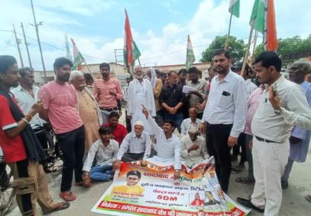 सादाबाद में कांग्रेसियों ने जर्जर सड़क को लेकर निकाला पैदल मार्च, SDM को सौंपा ज्ञापन,दी धरने की चेतावनी