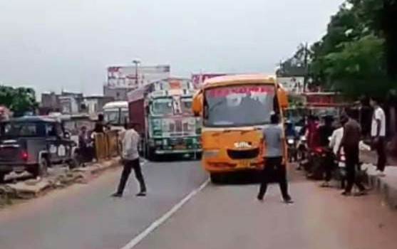 सादाबाद : ट्रक ने स्कूल बस को मारी टक्कर, मथुरा अड्डे के निकट हुई घटना, मौके पर जमा हुई भीड़