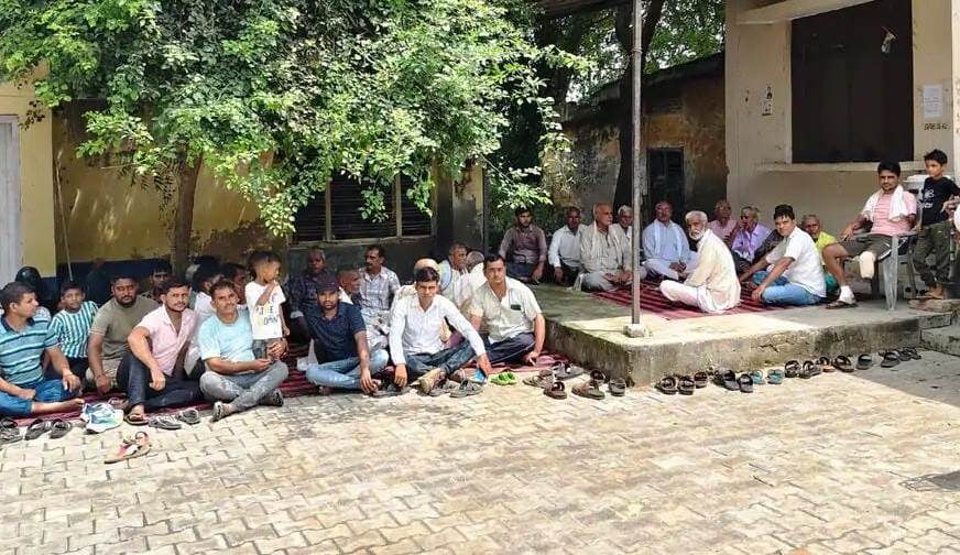 दिव्यांग कर्मी को आर्थिक मदद न मिलने से गुस्सा, बिसावर विद्युत उपकेंद्र पर किसानों और ग्रामीणों ने किया धरना-प्रदर्शन