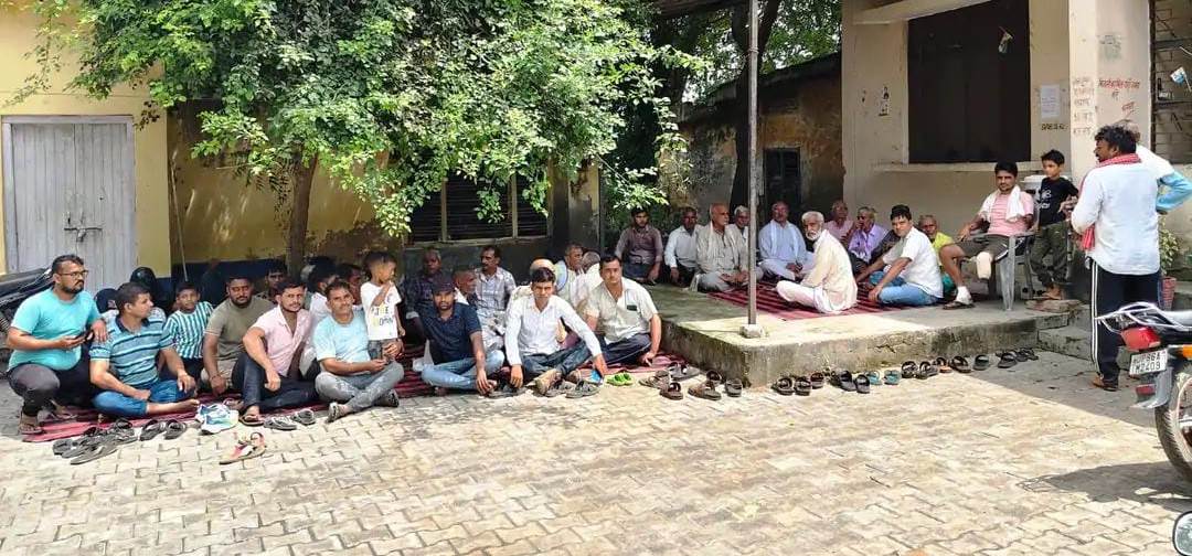 दिव्यांग कर्मी को आर्थिक मदद न मिलने से गुस्सा, बिसावर विद्युत उपकेंद्र पर किसानों और ग्रामीणों ने किया धरना-प्रदर्शन