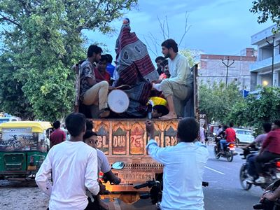हाथरस में गणपति महोत्सव की तैयारी पूरी, कोकोनट, भोग के लिए चॉकलेट, चूरमा और बेसन के मोदक की हो रही बिक्री, शहर में बिक रहीं रंग-बिरंगी प्रतिमाएं