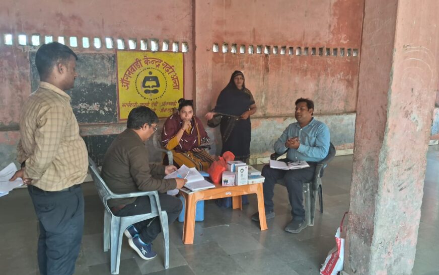 जिला प्रतिरक्षण अधिकारी ने सादाबाद ब्लॉक में किया टीकाकरण सत्र का निरीक्षण, बुलावा पर्ची और बच्चों की सूची न होने पर जताई नाराजगी