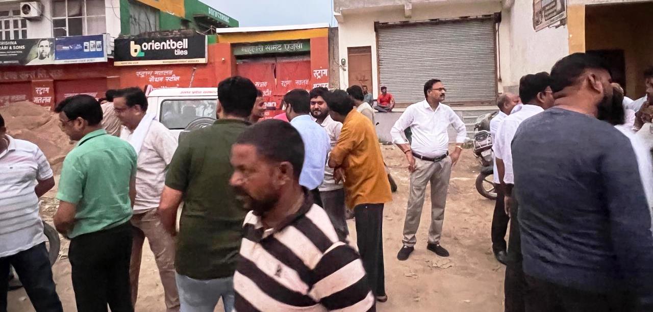 जीएसटी की टीम ने व्यापारी के गोदाम पर मारा छापे, मची अफरा-तफरी