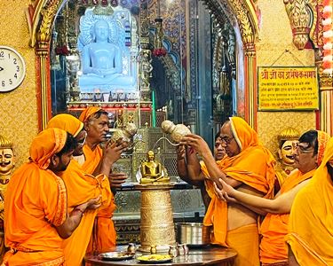 हाथरस में दसलक्षण महापर्व के दूसरे दिन उमड़ी श्रद्धालुओं की भीड़, जैन मंदिरों में हुआ अभिषेक, शांति धारा, पूजन और प्रवचन