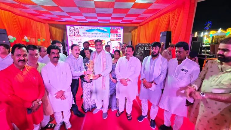 दाऊजी मेले में कलेक्ट्रेट कर्मचारी संघ ने कराया ब्रज संस्कृति संगीत कार्यक्रम, गीतांजलि शर्मा और हेमा शर्मा की प्रस्तुतियों ने दर्शकों को किया मंत्रमुग्ध