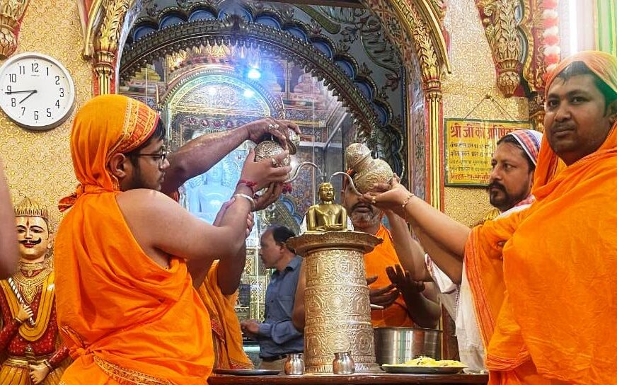 दसलक्षण महापर्व के तीसरे दिन जैन मंदिरों में अभिषेक, शाँति धारा पूजन विधान आरती, प्रवचन और प्रतियोगिता हुई