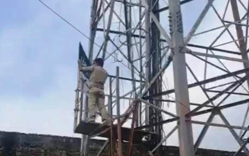 टावर पर तिरंगे के ऊपर लगाया धार्मिक झंडा, मौके पर पहुंचे करणी सेना के पदाधिकारी और पुलिस फोर्स, पुलिस ने धार्मिक झंडा हटाकर फहराया तिरंगा