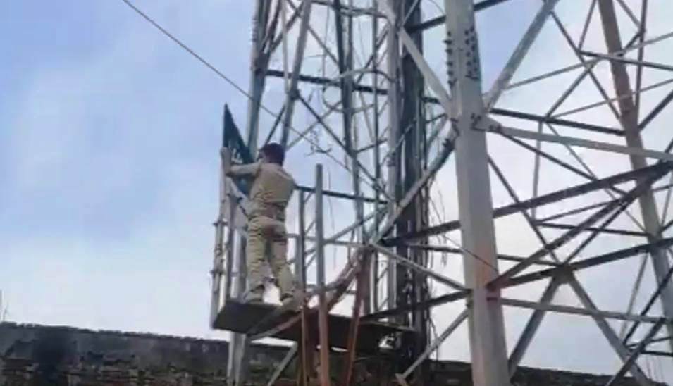 टावर पर तिरंगे के ऊपर लगाया धार्मिक झंडा, मौके पर पहुंचे करणी सेना के पदाधिकारी और पुलिस फोर्स, पुलिस ने धार्मिक झंडा हटाकर फहराया तिरंगा