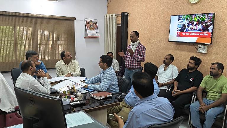 हाथरस में मदिरा दुकानों पर शत-प्रतिशत POS बिक्री का लक्ष्य तय, समस्याओं के समाधान हेतु बैठक आयोजित