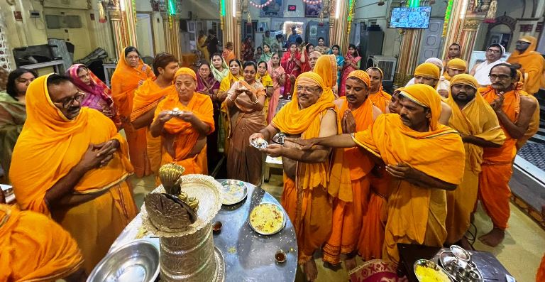 दसलक्षण महापर्व पर हाथरस के जैन मंदिरों में भक्ति और उत्साह, भक्तों की उमड़ी भीड़