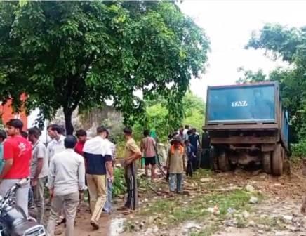 डंपर ने बाइक सवार को रौंदा, हाथरस रोड पर असंतुलित डंपर ने तीन दुकानों को भी तोडा