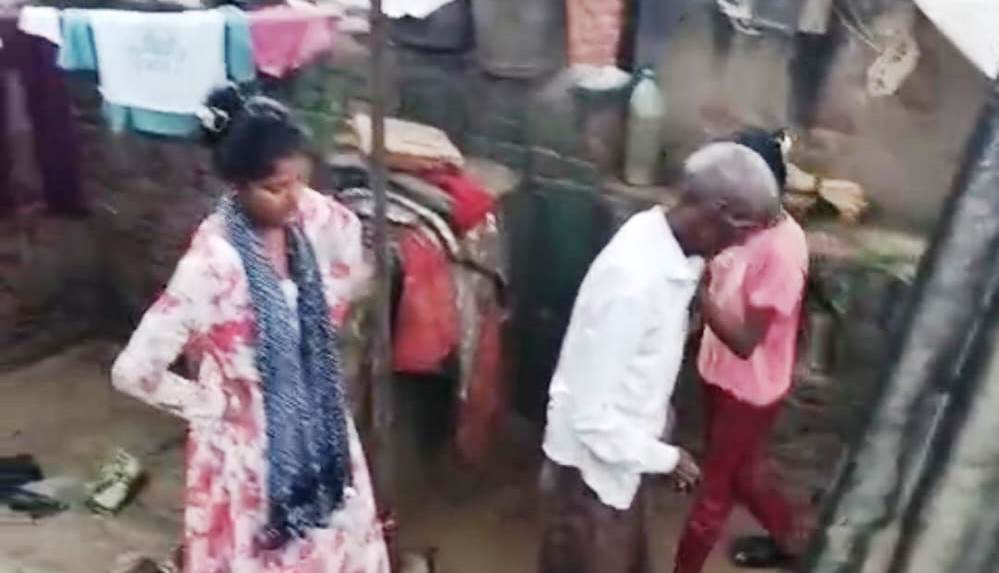 मुरसान : तेज बारिश आने से मकान का हिस्सा गिरा