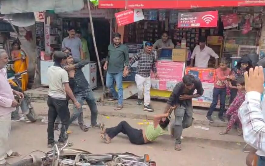 हाथरस में भाई ने बहन के प्रेमी को धुना, प्रेमी के साथ बहन को देख भड़का भाई, सड़क पर जमकर हुई मारपीट, वीडियो वायरल