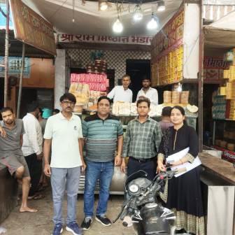 सादाबाद में खाद्य सुरक्षा विभाग की छापामार कार्रवाई, डेयरियों और मिठाई की दुकानों से नमूने लिए