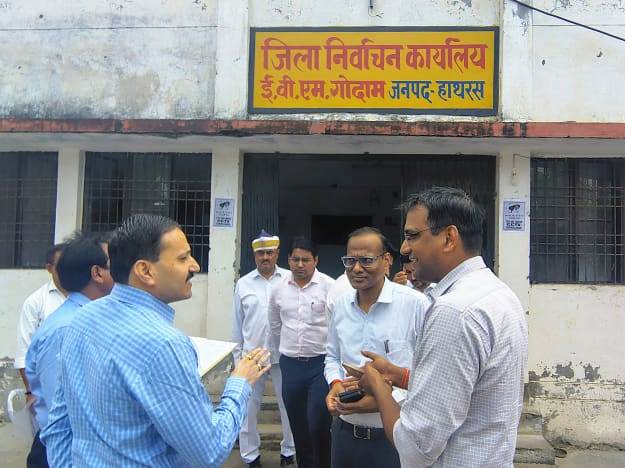 उप मुख्य निर्वाचन अधिकारी ने किया ईवीएम-वीवीपैट वेयर हाउस का निरीक्षण