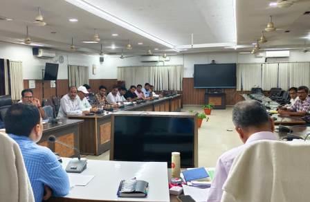 ट्रिलियन डॉलर अर्थव्यवस्था लक्ष्य को लेकर डीएम ने की समीक्षा बैठक