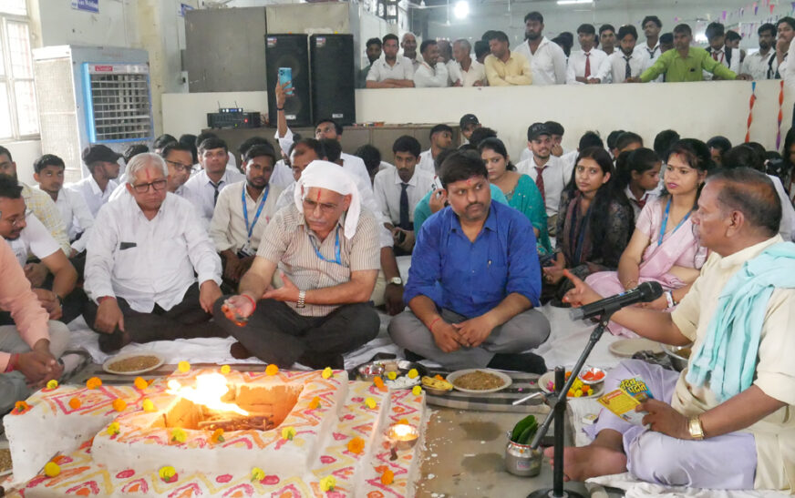 विश्वकर्मा जयंती पर मंगलायतन विश्वविद्यालय में हवन-पूजन का आयोजन हुआ