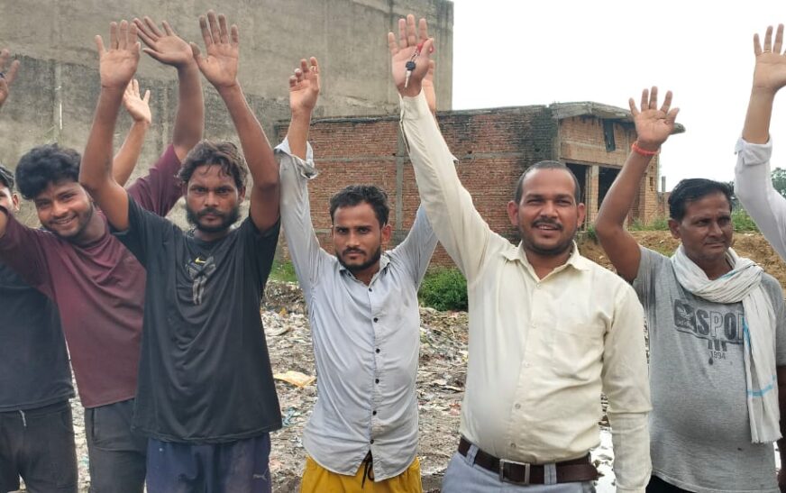 हसायन : नगर पंचायत की लापरवाही से फैली भीषण गंदगी, दुकानदारों ने किया प्रदर्शन