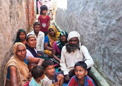 हसायन में चकबंदी प्रक्रिया निरस्त कराने की मांग को लेकर किसान और ग्रामीणों ने धरना प्रदर्शन शुरू किया