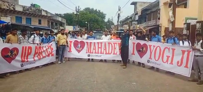 हाथरस में हिंदूवादियों ने ‘आई लव योगी’, ‘आई लव महादेव’ और ‘आई लव पुलिस’ के पोस्टर लगाए, दंगा करने वालों की कड़ी चेतावनी दी