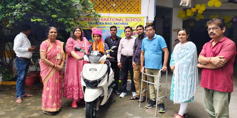 सशक्त बेटी सुंदर समाज कार्यक्रम की प्रथम विजेता को विद्यालय प्रबंधन ने किया सम्मानित