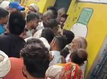 सादाबाद : समिति पर डीएपी के लिए मारामारी, पुलिस ने जाकर संभाली स्थिति, सुबह से लगी किसानों की लाइन