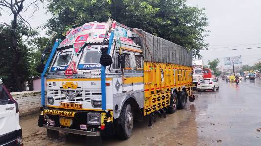 सिकंदराराऊ में ट्रक की टक्कर से साइकिल सवार अध्यापक की मौत