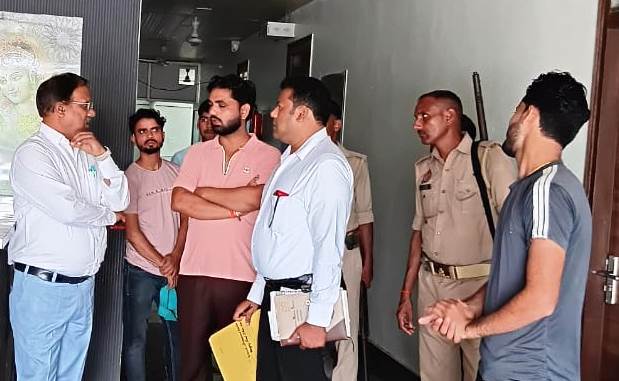 सिकंदराराऊ में एसडीएम व डिप्टी सीएमओ ने किया अल्ट्रासाउन्ड सेन्टर का निरीक्षण, नहीं मिला चिकित्सक