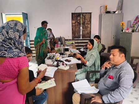 सादाबाद में प्रतिरक्षण अधिकारी ने किया सामुदायिक स्वास्थ्य केन्द्र की कोल्ड चैन का औचक निरीक्षण