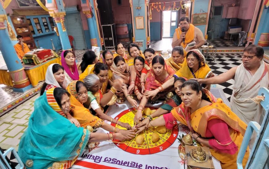 दशलक्षण महापर्व पर हाथरस के जैन मंदिरों में उमड़ी भक्तों की भारी भीड़, बच्चों व महिलाओं ने भक्ति गीत गाकर किया सभी को मंत्रमुग्ध