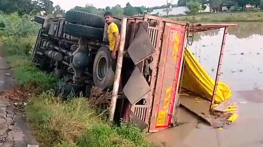 सड़क धंसने से पलटा कैंटर, घायल चालक-परिचालक को सीएचसी में कराया भर्ती, बारिश से जनजीवन प्रभावित