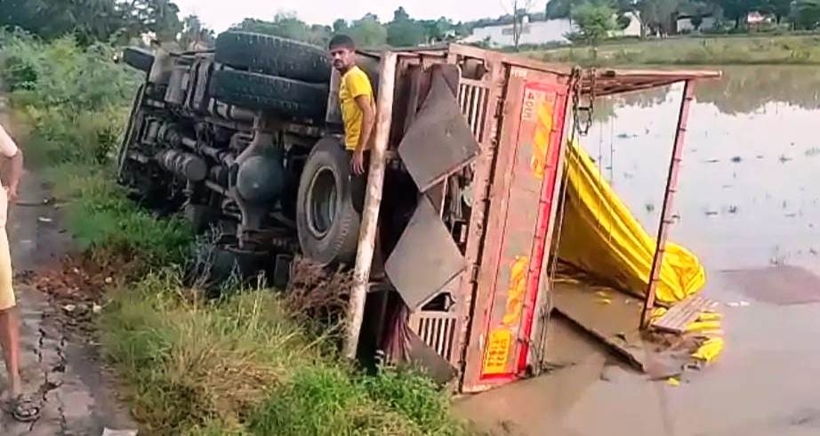सड़क धंसने से पलटा कैंटर, घायल चालक-परिचालक को सीएचसी में कराया भर्ती, बारिश से जनजीवन प्रभावित